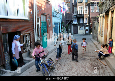 Kinder spielen auf der Straße Eminonu Istanbul-Türkei Stockfoto