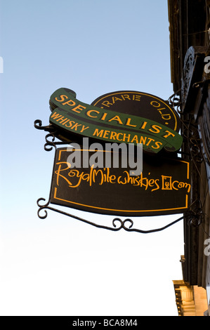 Whisky-Händler-Schild am Royal Mile in Edinburgh Stockfoto