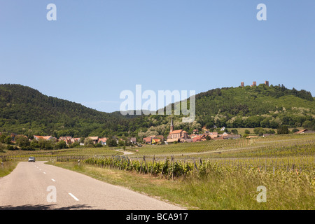 Husseren-Les-Chateaux Elsass Frankreich. Dorf und Schloss Ruinen am Schlossberg Hügel mit Reben wachsen in den Weinbergen auf der Weinstraße Stockfoto