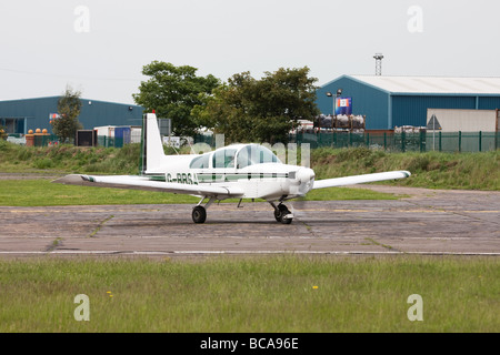 Grumman American AA-5 Traveller G-BBSA mit Crew verlassen Flugzeugs in Sandtoft Flugplatz geparkt. Stockfoto