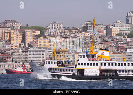 Istanbul Türkei Passagier Fähre Boot Segeln über den Bosporus mit der Stadt hinter den Stadtteil Beyoglu Stockfoto