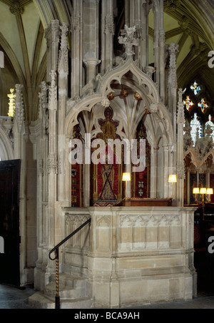 Wells Cathedral: Bischöflichen Thron Cathedra im Chor (Chor). Stockfoto