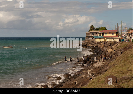 Einheimischen in Gouyave Dorf schleppen in einem Fischernetz am Strand Stockfoto