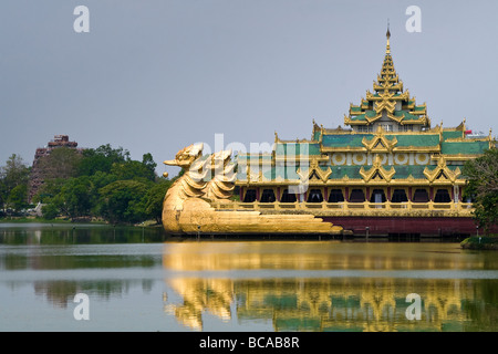 Blick auf den Karaweik Palast am Kandawgyi See in der Innenstadt von Yangon, Myanmar Stockfoto