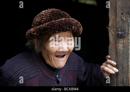 Porträt der alten Frau hundert und drei Jahren Fuli Dorf in der Nähe von Yangshuo Guangxi China Stockfoto