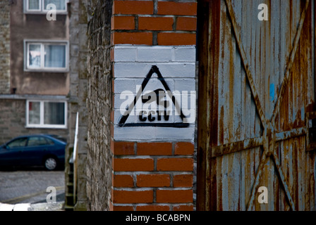 Eine hausgemachte CCTV anmelden, weißer und schwarzer Farbe auf eine Mauer. Stockfoto