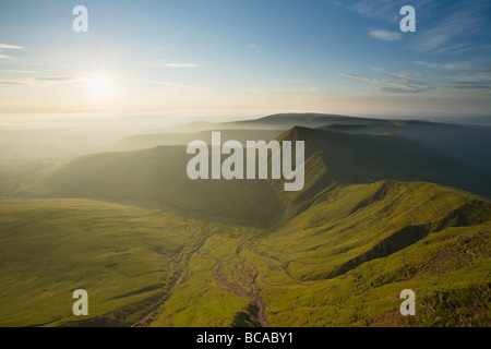 Blick vom Pen y Fan in Richtung Cribyn an einem Sommermorgen Brecon Beacons National Park Powys Wales UK Stockfoto