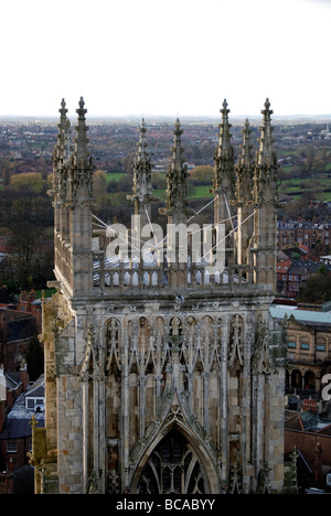 Blick von der zentrale Turm im York Minster mit Blick auf die Kathedrale kleineren westlichen Türme Gehäuse die Glocken Stockfoto