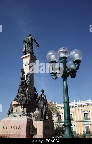 Symbol zum 200. Jahrestag des Aufstandes vom 16. Juli 1809 in La Paz auf der Straßenlaterne und dem Murillo-Denkmal, Plaza Murillo, La Paz, Bolivien Stockfoto