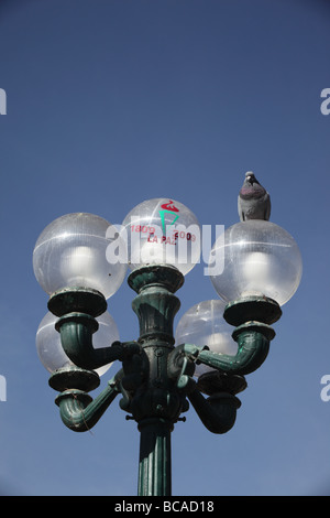 Symbol zum 200. Jahrestag des Aufstandes vom 16. Juli 1809 in La Paz gegen die spanische Kolonialherrschaft auf der Straßenlaterne Plaza Murillo, La Paz, Bolivien Stockfoto