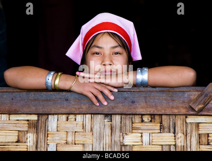 Junges Mädchen vom Stamm Padaung in Myanmar neugierig suchen Stockfoto