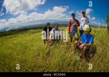 Professionelle Mountainbiker Hans Rey und Brian Lopes am Vulkan Mount Mayon, Philippinen Stockfoto