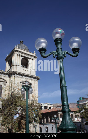 Symbol des 200. Jahrestages der ersten Unabhängigkeitserklärung in Südamerika auf Straßenlaterne und Kathedrale Turm, Plaza Murillo, La Paz , Bolivien Stockfoto