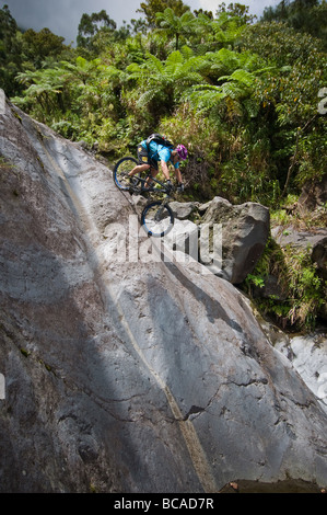 Professionelle Mountainbiker Hans Rey und Brian Lopes am Vulkan Mount Mayon, Philippinen Stockfoto