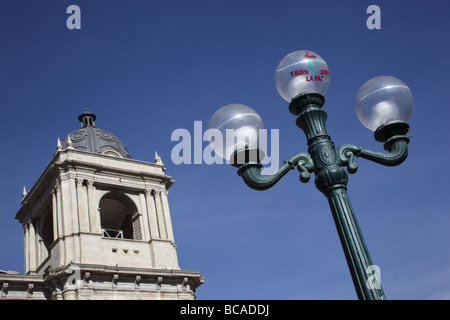 Symbol des 200. Jahrestages der ersten Unabhängigkeitserklärung in Südamerika auf Straßenlaterne und Kathedrale Turm, Plaza Murillo, La Paz , Bolivien Stockfoto