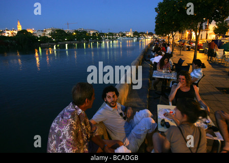 Ein Blick aus einem arabischen Restaurant Torre del Oro in englischen Golden Tower und Kathedrale von Sevilla über Fluss Guadalquivir bei Triana n Stockfoto