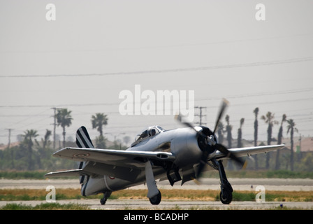 Eine Grumman F8F Bearcat landet nach einem Flug auf einer Flugshow. (Französische Luftwaffe Markierungen) Stockfoto