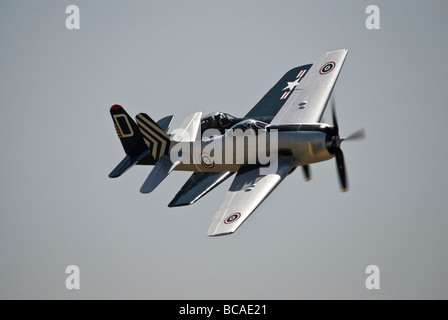 Zwei Grumman F8F Bearcats fliegen in Formation bei einer Flugshow. Stockfoto