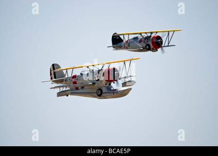 Grumman J2F-6 "Duck" amphibischer Doppeldecker fliegen Formation mit einem F3F-2 Stockfoto