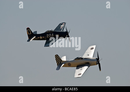 Zwei Grumman F8F Bearcats fliegen in Formation bei einer Flugshow. Stockfoto