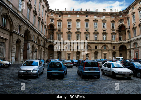 Ein Innenhof als einen Parkplatz in der Königspalast von Caserta, eine ehemalige königliche Residenz in Caserta Stockfoto