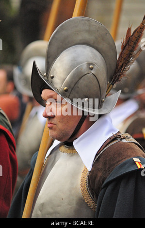 Ein mürrischer Pikenier in Genfs jährliche Escalade Festival. Vielleicht dumme Gefühl wegen das Kostüm trägt er. Stockfoto