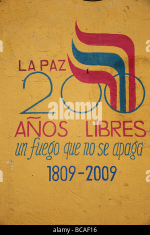 Symbol zum 200. Jahrestag des Aufstandes vom 16. Juli 1809 in La Paz gegen die spanische Kolonialherrschaft an der gelben Mauer des Gebäudes, La Paz, Bolivien Stockfoto