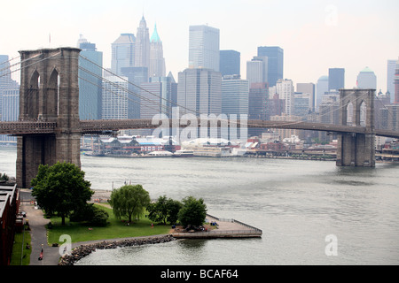 Brooklyn Bridge, Blick auf lower Manhattan Stockfoto
