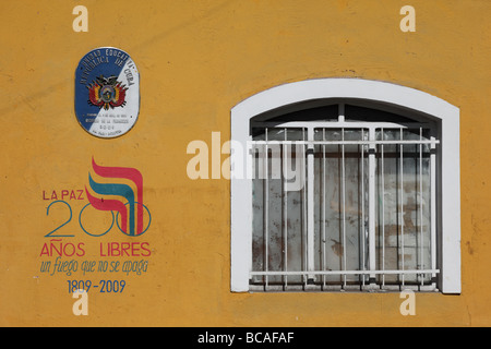 Symbol zum 200. Jahrestag des Aufstandes vom 16. Juli 1809 in La Paz gegen die spanische Kolonialherrschaft an der gelben Mauer des Gebäudes, La Paz, Bolivien Stockfoto