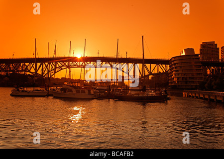 Sonnenuntergang am False Creek Burrard Bridge Stadt Vancouver Kanada Nordamerika Stockfoto