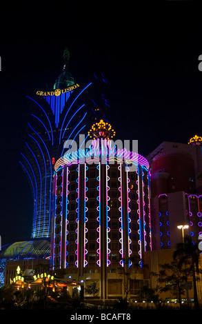 Casinos in Macau Lisboa im Vordergrund und die neueren Grand Lisboa im Hintergrund Stockfoto