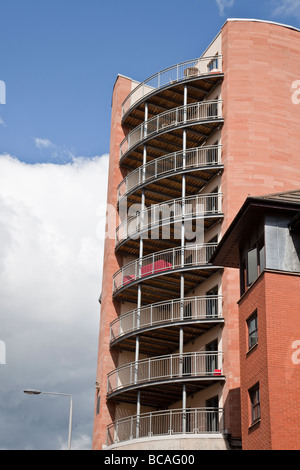 Geschwungenen Balkonen in einem modernen Wohnblock nur aus Glasgow High Street, Schottland. Stockfoto