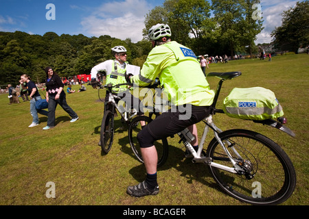 Zwei Polizisten auf Fahrrädern auf gay-Pride-Festival in Sheffield, Großbritannien Stockfoto