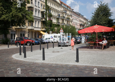 Prenzlauer Berg, Altbau und Bürgersteig Café, Rykestraße, Berlin, Deutschland Stockfoto