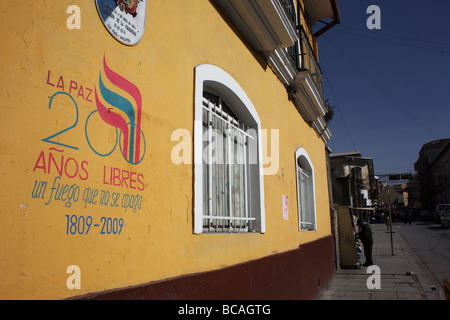 Symbol zum 200. Jahrestag des Aufstandes vom 16. Juli 1809 in La Paz gegen die spanische Kolonialherrschaft an der gelben Mauer eines Gebäudes, La Paz, Bolivien Stockfoto