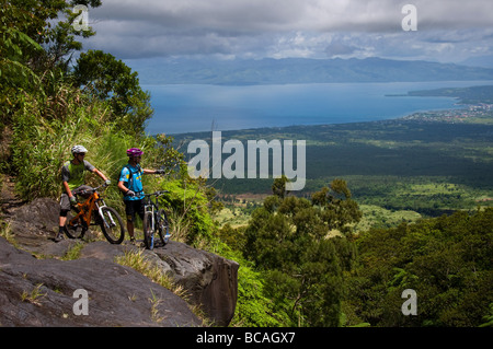 Professionelle Mountainbiker Hans Rey und Brian Lopes am Vulkan Mount Mayon, Philippinen Stockfoto