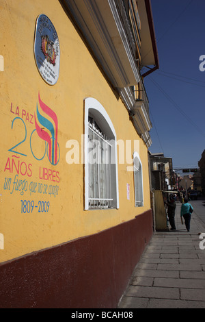 Symbol zum 200. Jahrestag des Aufstandes vom 16. Juli 1809 in La Paz gegen die spanische Kolonialherrschaft an der gelben Mauer eines Gebäudes, La Paz, Bolivien Stockfoto