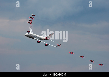 Virgin Atlantic - Boeing 747-400 und Red Arrows Luftaufnahmen anzeigen in Biggin Hill Airshow Stockfoto