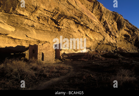 Sonnenuntergang am Gallo Cliff Unterschlupf im Chaco Canyon. Stockfoto