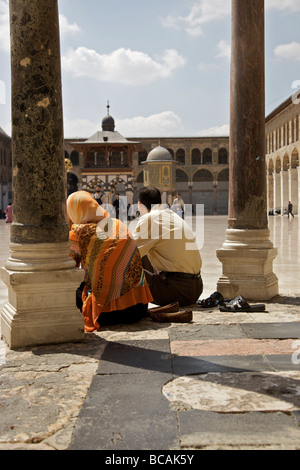 Mann & Frau sitzt unter der Kuppel der Uhren im Innenhof, große Omayyaden-Moschee, Altstadt, Damaskus, Syrien Stockfoto