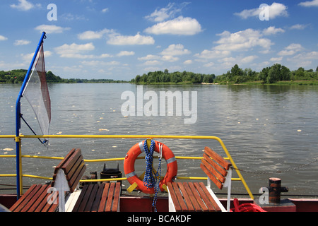 Rettungsring auf kleine Fähre. Stockfoto