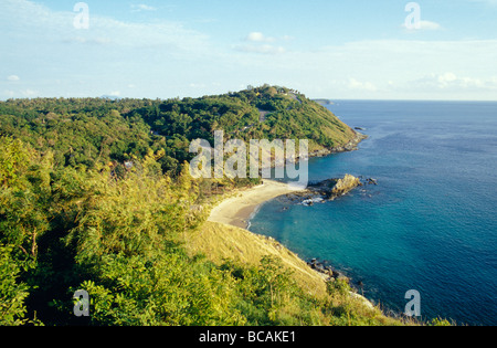 Einem Hügel mit Blick auf einer einsamen Bucht, Strand und das blaue Meer. Stockfoto