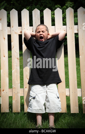 Müde Latino Boy Gähnen außerhalb Stockfoto