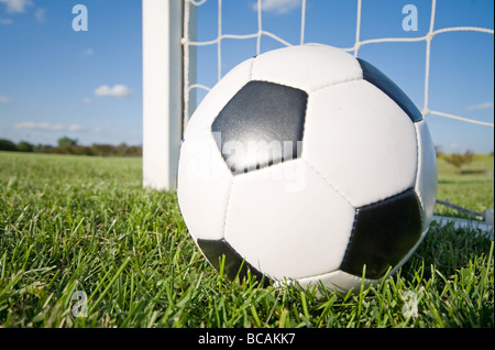 Nahaufnahme des Fußballs in Ziel netto Stockfoto