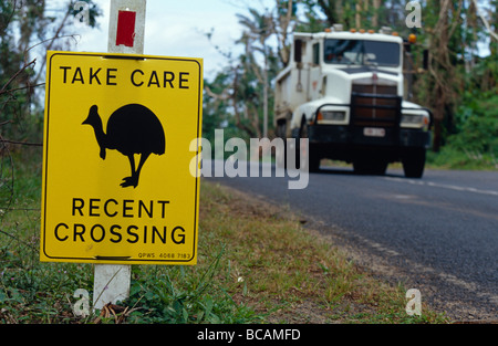 Ein LKW geht ein Schild Warnung, gefährdete Frösche zu vermeiden. Stockfoto