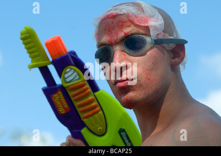 Junge jüdische Feiernden spry Wasser auf einander während der jährlichen Water Fight in der Rabin-Platz Innenstadt von Tel Aviv Israel Stockfoto