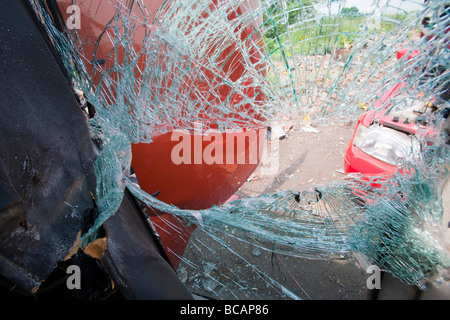 Ein abgestürztes Auto mit einem zertrümmerten Windschutzscheibe Stockfoto