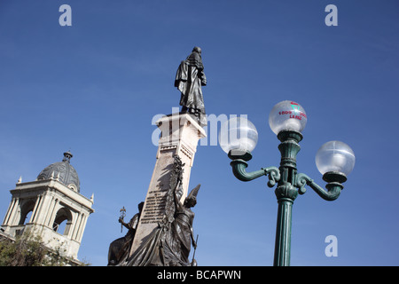 Symbol zum 200. Jahrestag des Aufstandes vom 16. Juli 1809 in La Paz auf der Straßenlaterne und dem Murillo-Denkmal, Plaza Murillo, La Paz, Bolivien Stockfoto