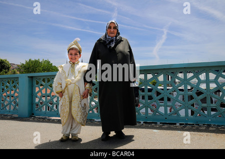 Dieser Junge war beschnitten und ist nun auf dem Weg nach Eyüp Sultan Camii der 4. wichtige Moschee für alle Muslime verkleidet. Stockfoto