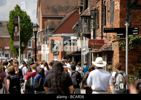 Touristen auf der Henley Street in London, UK. Shakespeares Geburtshaus wurde in einem Haus auf dieser Straße. Stockfoto